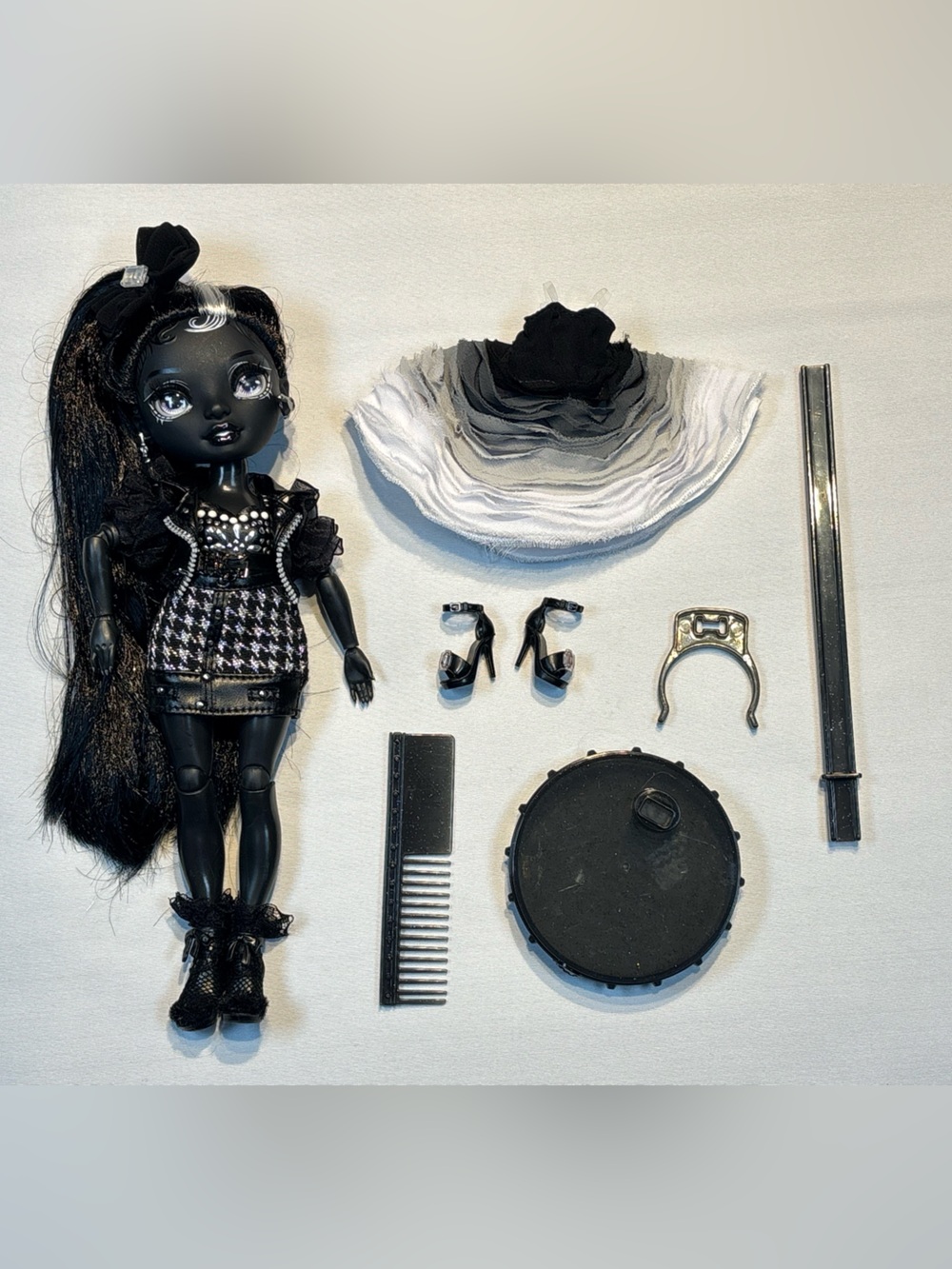 Shadow High Shanelle Onyx Series 1 -
Complete with 2 Outfits & Accessories
